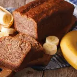 Pyszne ciasto z płatków owsianych i bananów, z dodatkiem kakao. Idealne na deser lub śniadanie.