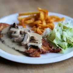 Jakie surówki najlepiej pasują do sosu pieczarkowego? Sprawdź!