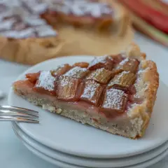 Kawałek pysznego ciasta z rabarbarem, posypany cukrem pudrem. Idealny pomysł, co zrobić z rabarbaru!