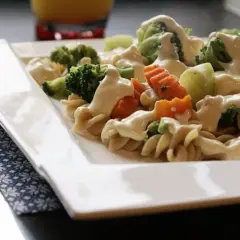 Pyszny makaron z brokułami i marchewką w sosie. Szybki sposób, jak podgrzać makaron w mikrofali, by cieszyć się ciepłym posiłkiem.