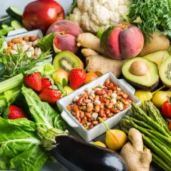 Kolorowe warzywa i owoce, fasola i orzechy – idealne składniki do zdrowych dań. Zainspiruj się na dieta dash przepisy!