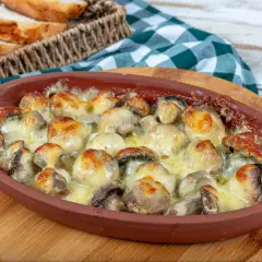Pyszne pieczarki z piekarnika, zapieczone pod ciągnącym się serem, kuszą aromatem. Idealne na przekąskę lub dodatek do obiadu.