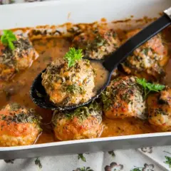 Pyszne klopsiki z mięsa mielonego w sosie, jedna porcja na łyżce, ozdobione natką pietruszki. Coś fajnego z mięsa mielonego!