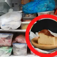 Kawałek pysznego sernika na talerzyku, otoczony przez zamrożone jedzenie w zamrażarce. Czy sernik można zamrozić? Tak, aby cieszyć się nim później!