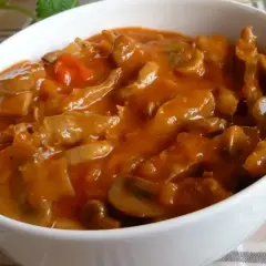 Tradycyjny gulasz z żołądków drobiowych z pieczarkami i marchewką w sosie. Pyszne danie, które rozgrzewa.