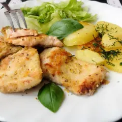 Usmażony pstrąg łososiowy z ziemniakami i sałatą.