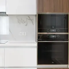 Nowoczesna kuchnia z zabudowanymi piekarnikami i mikrofalą. Na jakiej wysokości mikrofala w zabudowie? Ta jest na wysokości oczu, wygodnie.
