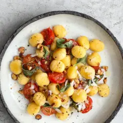 Pyszne gnocchi z pomidorkami, szałwią i orzechami. Idealny gnocchi przepis z czym podawać na obiad.
