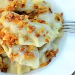 Pyszne pierogi z kaszą gryczaną i serem, posypane chrupiącą cebulką. Sprawdzony przepis na domowy obiad.