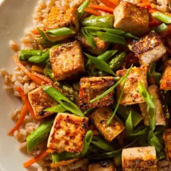 Smażone kostki tofu z warzywami i kaszą. Inspiracja na zdrowe tofu przepisy.