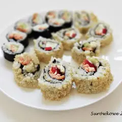 Talerz pełen pysznych roladek california sushi, posypanych sezamem. Idealne na lekki posiłek.