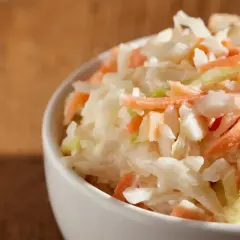 Chrupiąca surówka z kapusty i marchewki, idealna jako jaka surówka do indyka. Kremowa i orzeźwiająca.