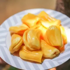 Kawałki jackfruit, czyli owocu chlebowca, na talerzu. Słodki i soczysty, idealny na przekąskę.