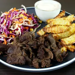 Klasyczny gyros przepis: soczyste mięso, chrupiące frytki, kolorowa surówka i sos. Idealny posiłek.