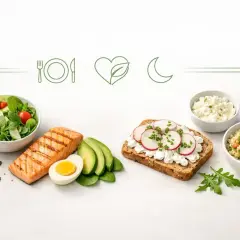 Zdrowa kolacja: grillowany łosoś, sałatka, kanapka z twarożkiem i rzodkiewką, kasza.