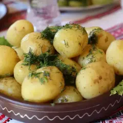 Gotujesz obiad? Oto 50 pomysłów na obiad, zaczynając od tych pysznych, młodych ziemniaczków z koperkiem.