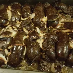 Pyszna kaszanka z piekarnika, pieczona z cebulką. Aromatyczna i soczysta, idealna na obiad.