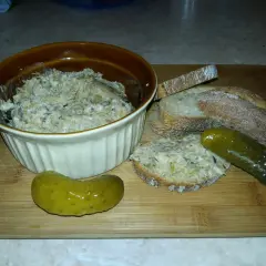 Domowy smalec przepis babci na desce z chlebem i ogórkami. Smak dzieciństwa!