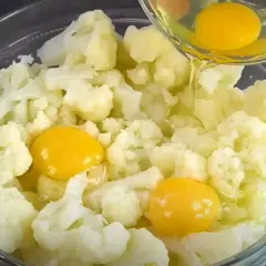 Do miski z kalafiorem dodawane są jajka, przygotowanie pysznych dań z kalafiora.