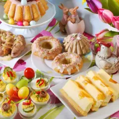 Wielkanocne potrawy: babka, kiełbaski, jajka faszerowane, sernik i słodkości. Lista dań na świąteczny stół.