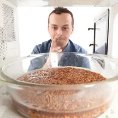 Bezpieczne podgrzewanie zupy w mikrofalówce bez rozprysków i bakterii