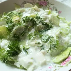 Świeża mizeria z ogórków w sosie jogurtowym, posypana koperkiem. Idealny dodatek do obiadu, prosty mizeria przepis.