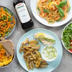 Kolorowe dania: makaron z krewetkami, sałatka caprese, kurczak z ziemniakami i hummus. Idealne na dietę 2000 kcal.