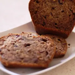 Chlebek bananowy Ani gotuje się wspaniale, pachnie cudownie. Na talerzu kawałki domowego wypieku.
