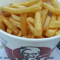 Ile kosztuje kubełek frytek w KFC? Zaskakujące ceny i porady