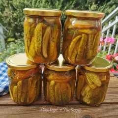 Słoiki z ogórkami krokodylkami z chili i czosnkiem, gotowe na zimę.