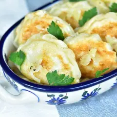 Jakie surówki pasują do pierogów ruskich? Odkryj najlepsze połączenia
