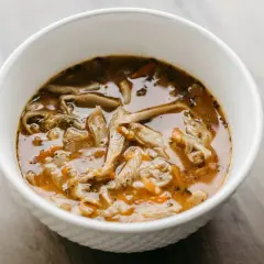 Aromaticzne flaczki z kani w białej miseczce, pełne grzybów i przypraw.