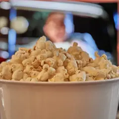 Domowy popcorn z garnka w mikrofalówce. Prosty przepis bez spalenia