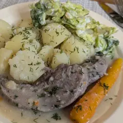 Pyszne ozorki w sosie chrzanowym z ziemniakami, marchewką i sałatką.