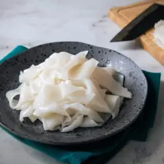 Gotowy do gotowania makaron ryżowy na talerzu. Proste wskazówki, jak ugotować makaron ryżowy, aby był idealny.
