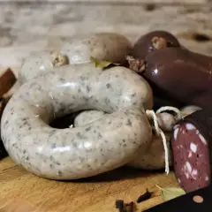 Kaszanka i biała kiełbasa na desce, obok chleb i noże. Zastanawiasz się, czy można zamrozić kaszankę? Tak, można!