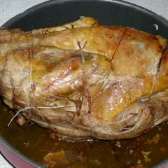 Perliczka pieczona według przepisu Ani z "Ania gotuje", apetycznie rumiana i soczysta, w głębokiej patelni.
