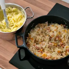 Gotowy do podania panczkraut z ziemniakami w garnku obok.