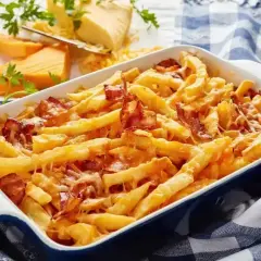 Zapiekane frytki z serem i chrupiącym boczkiem, idealne na szybką przekąskę.
