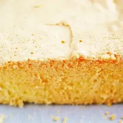 Puszysty biszkopt z 5 jaj na blachę, idealny do tortów i deserów. Prosty przepis na pyszne ciasto.