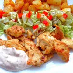 Pyszna shoarma z kurczaka z chrupiącymi ziemniaczkami, świeżą sałatką i kremowym sosem.
