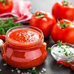 Jaką surówkę do sosu pomidorowego wybrać, aby zachwycić smakiem?