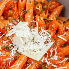 Penne z sosem pomidorowym, oliwkami i parmezanem. Idealny obiad na szybko, gdy brakuje czasu na gotowanie.