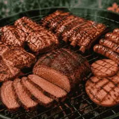 Pyszne grillowanie: żeberka, kiełbaski, steki i pieczeń na ruszcie.