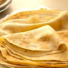 Stos naleśników, jak z przepisu Magdy Gessler, delikatnie zrumienionych, gotowych do podania.