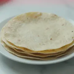Placki tortilla oryginalny przepis na talerzyku. Idealne do wrapów i quesadilli.