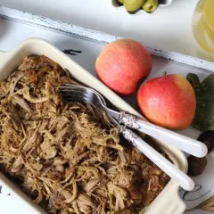 Pyszna szarpana wieprzowina, jak u Ani gotuje, z jabłkami i sokiem. Idealna na jesienny obiad.