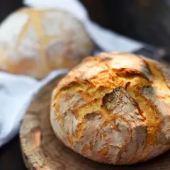 Jak odświeżyć pieczywo w mikrofali bez wysuszenia? Sprytne triki dla idealnego smaku
