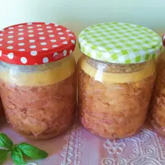 Słoiki z domowym mięsem do chleba, z kolorowymi nakrętkami. Idealne na kanapki.