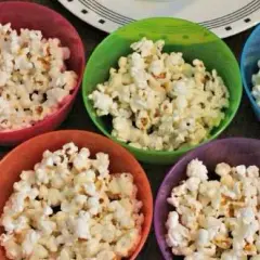 Prosty sposób na idealny popcorn z mikrofalówki bez spalenia